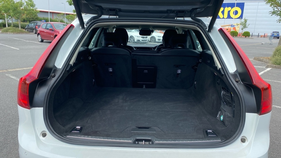 Volvo V90 Momentum White #4