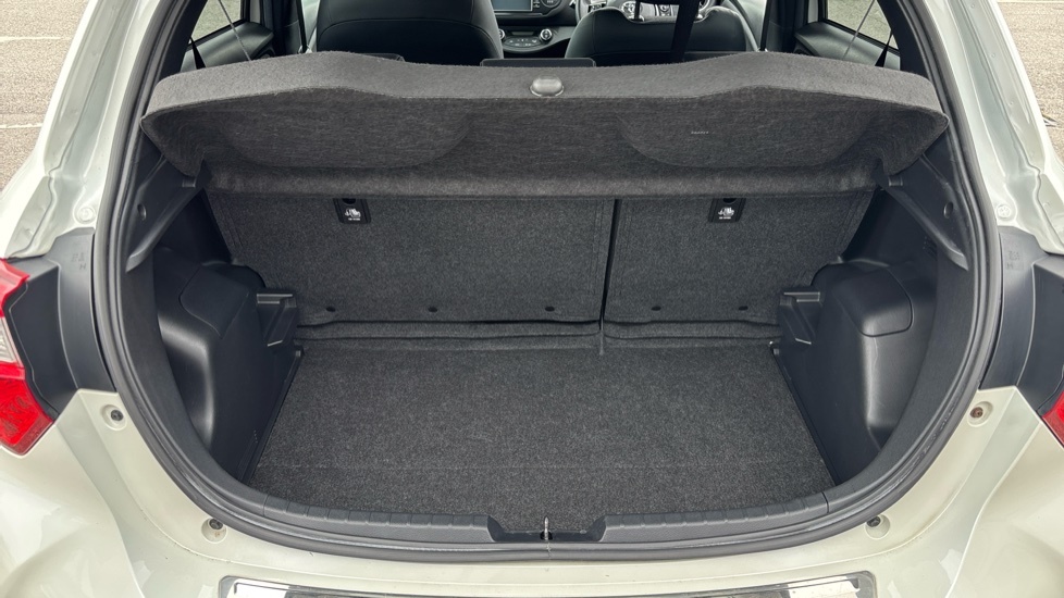 Toyota Yaris Excel White #4