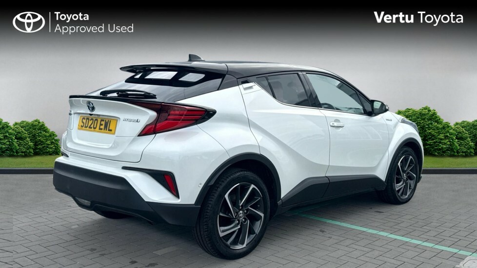 Toyota C-Hr Dynamic White #2