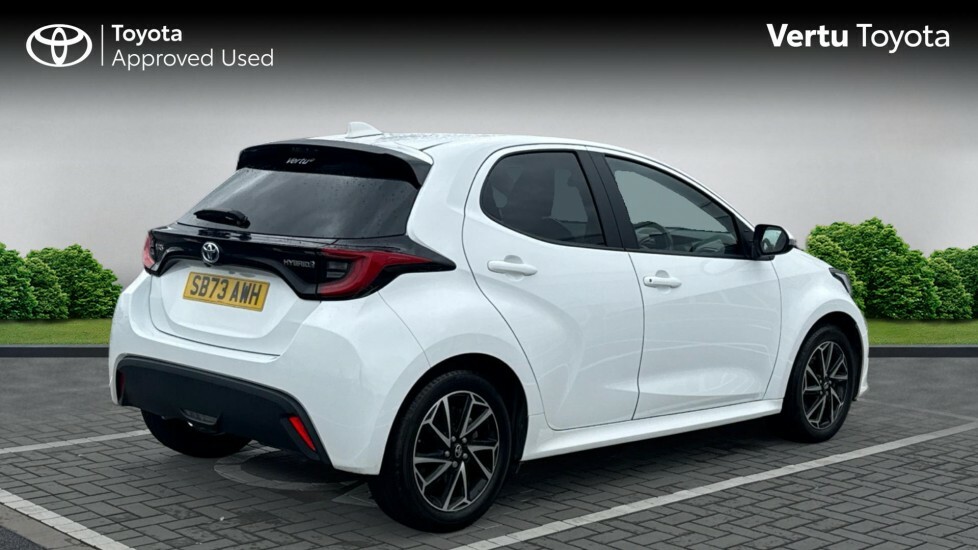Toyota Yaris Design SB73AWH White #2