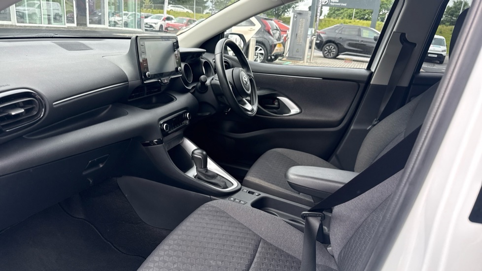 Toyota Yaris Design SB73AWH White #5