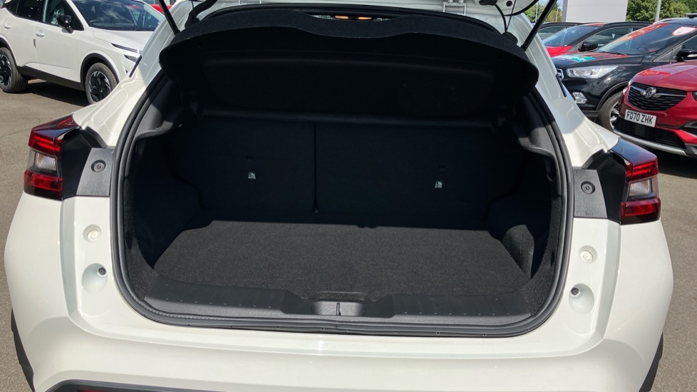 Nissan Juke Tekna White #4
