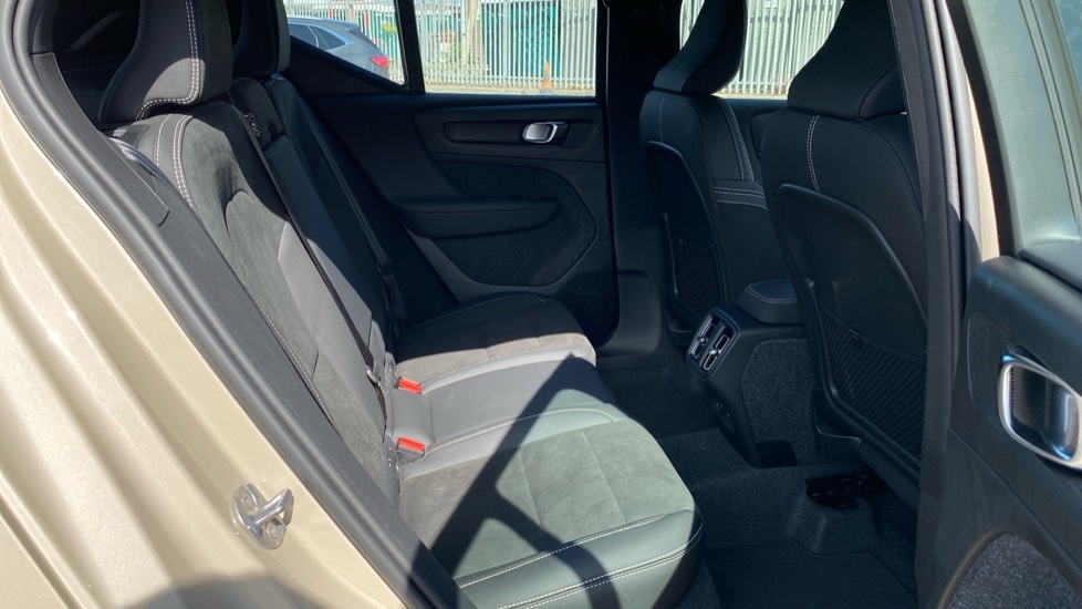 Volvo XC40 Plus SV74OMB Gold #6