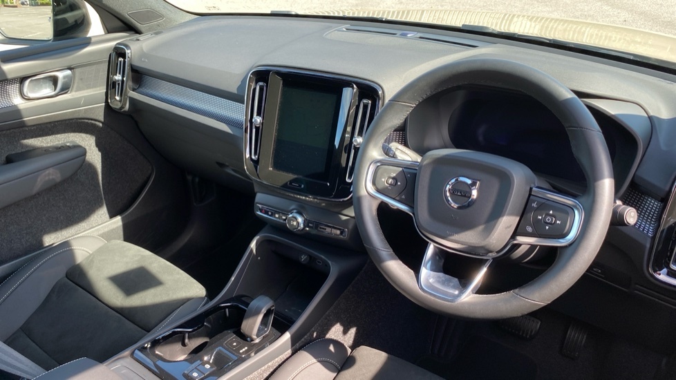 Volvo XC40 Plus SV74OMB Gold #4