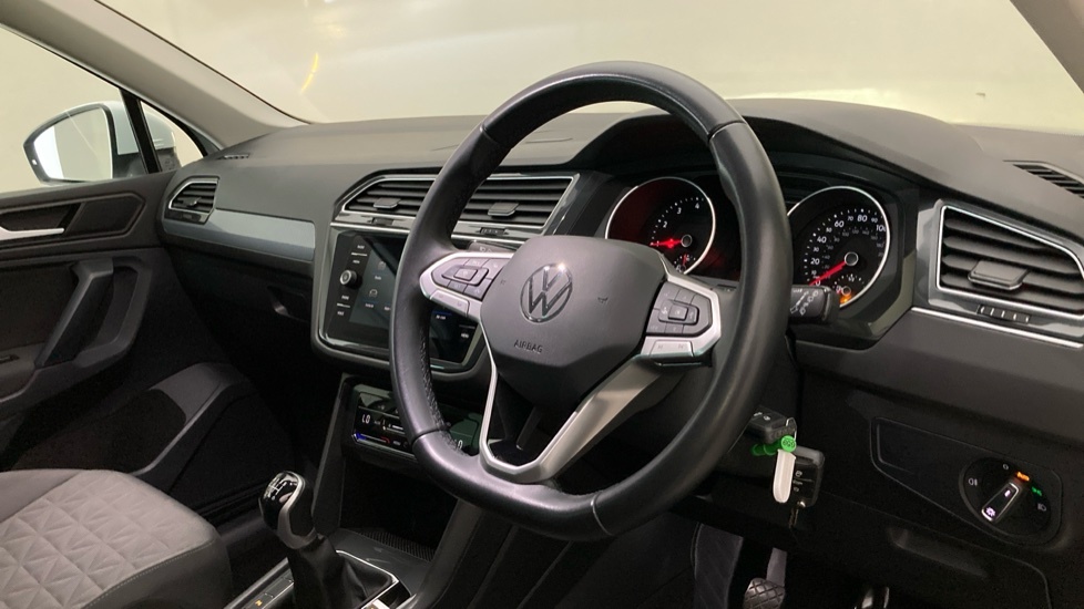 Volkswagen Tiguan Life White #6