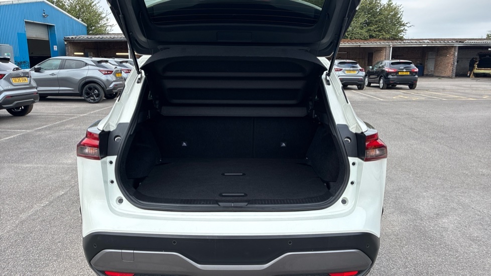 Nissan Qashqai N-connecta FV24KCN White #4