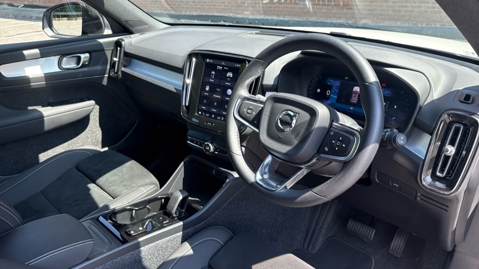 Volvo XC40 Plus RA25DVF White #4