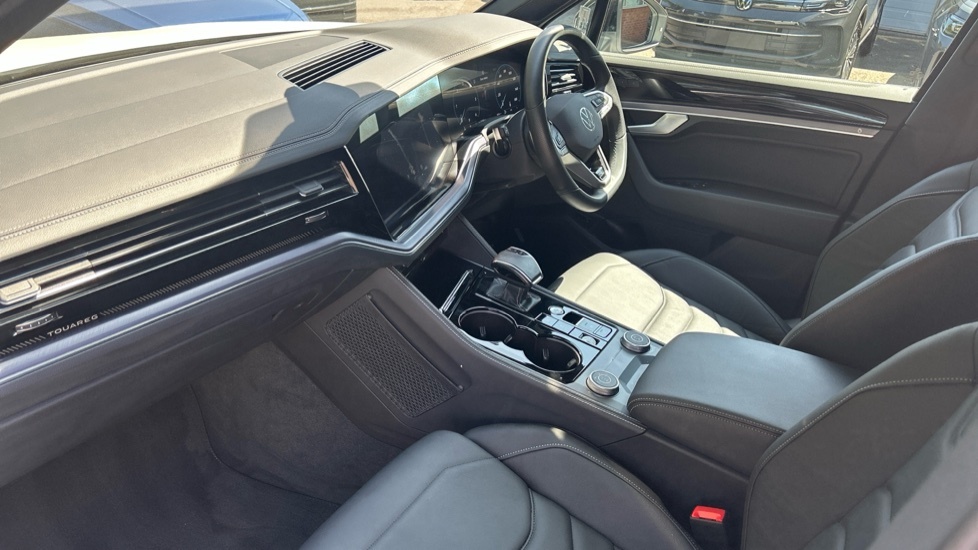 Volkswagen Touareg Black Edition AO75XFG White #2