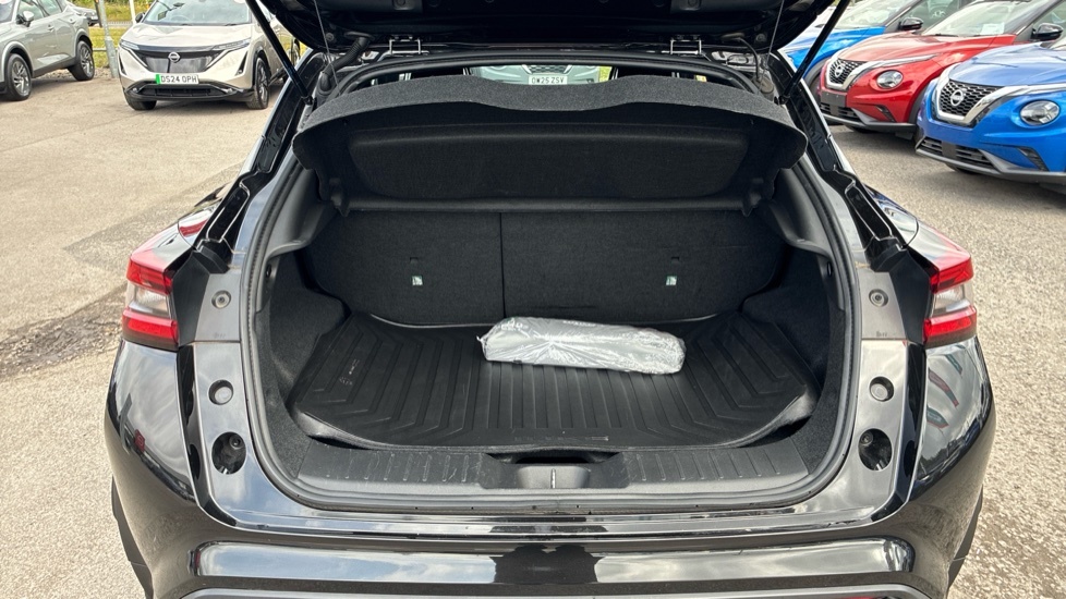 Nissan Juke Tekna Black #4