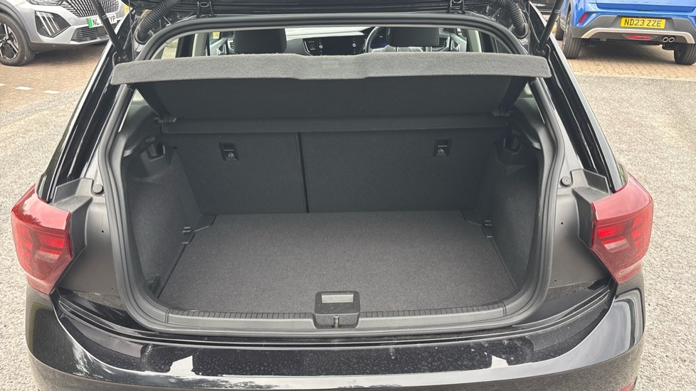 Volkswagen Polo Life Black #4