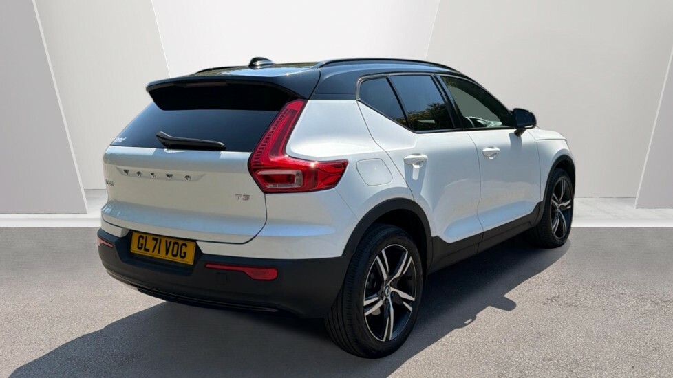 Volvo XC40 R Design GL71VOG White #2