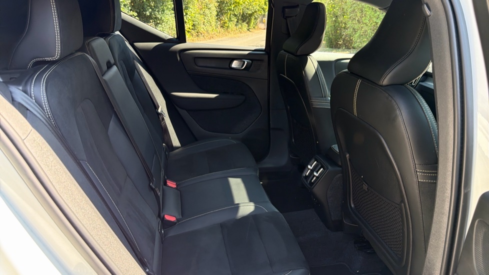 Volvo XC40 R Design GL71VOG White #6