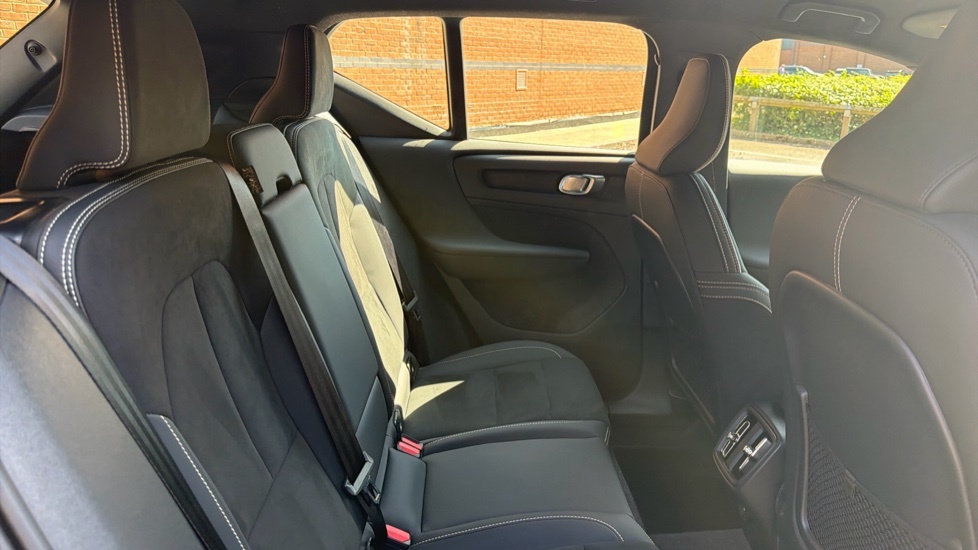 Volvo XC40 Plus Black #6