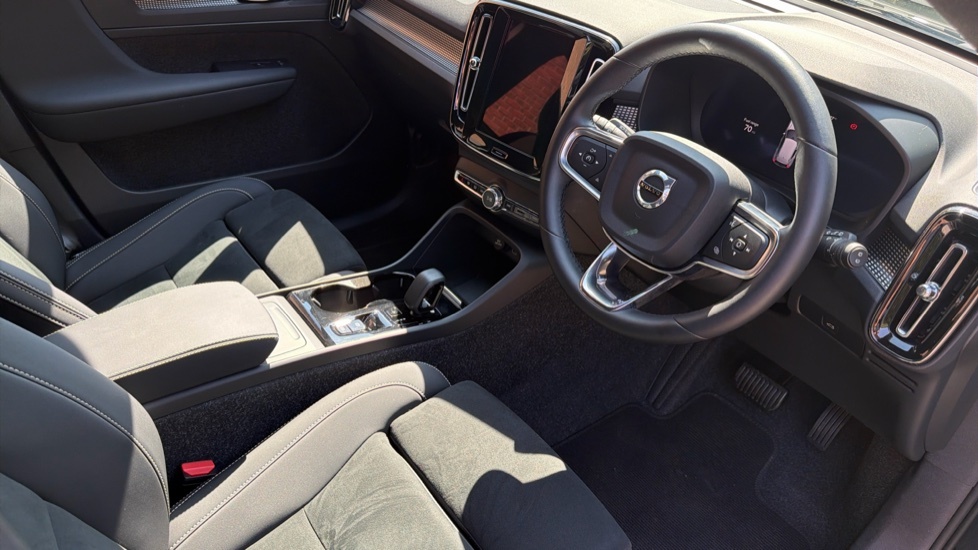 Volvo XC40 Plus Black #4
