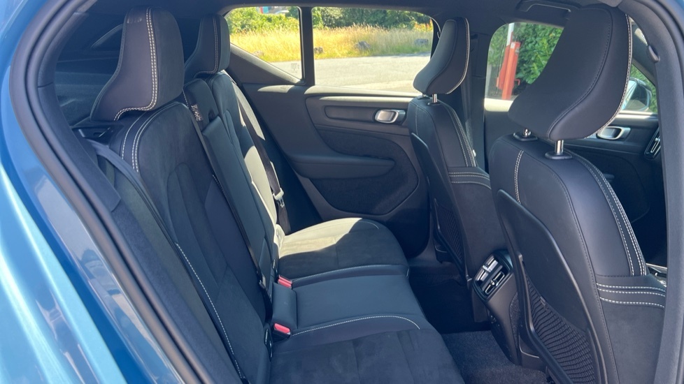 Volvo XC40 Plus Blue #6