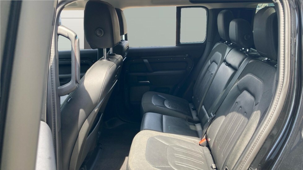 Land Rover Defender 110 S Black #4