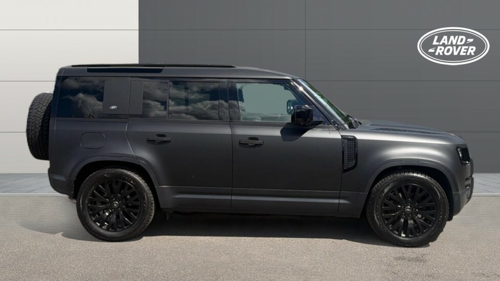 Land Rover Defender 110 S Black #5