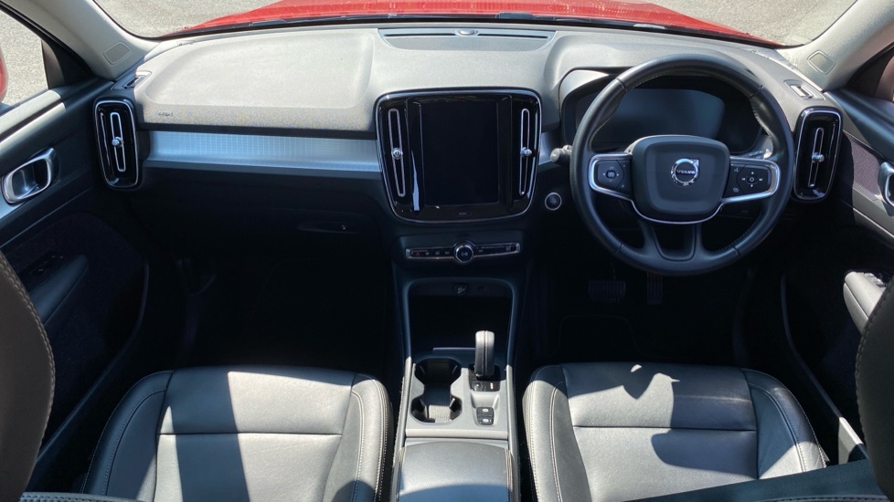 Volvo XC40 Momentum Red #5