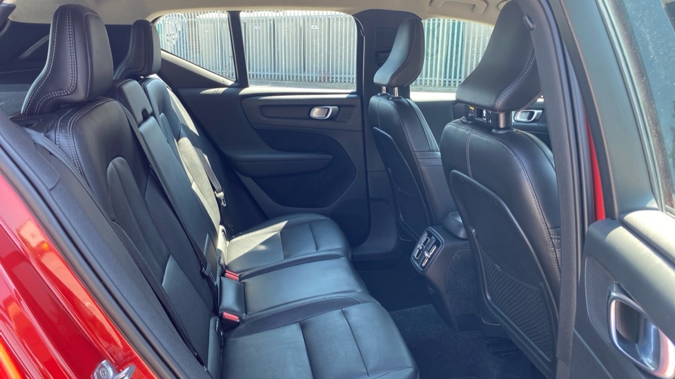 Volvo XC40 Momentum Red #6