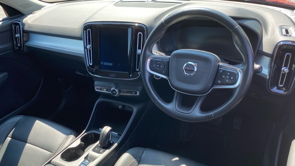 Volvo XC40 Momentum Red #4