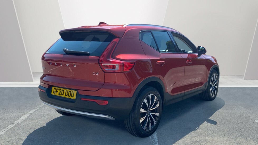 Volvo XC40 Momentum Red #2