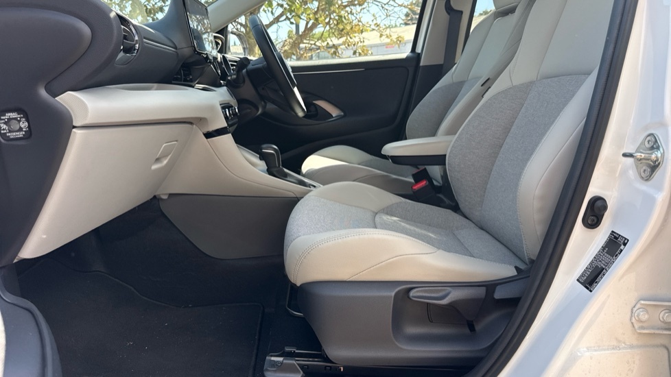 Toyota Yaris Excel White #5