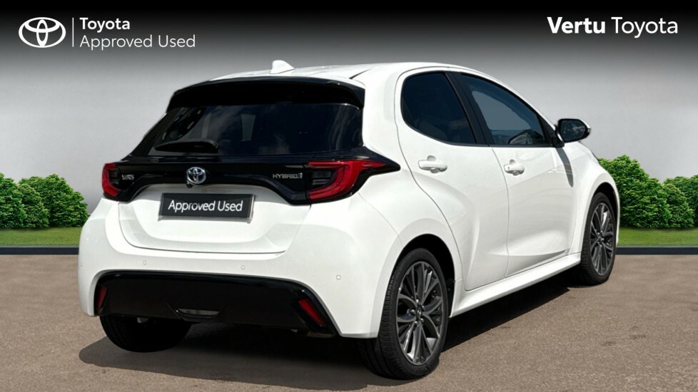 Toyota Yaris Excel White #2