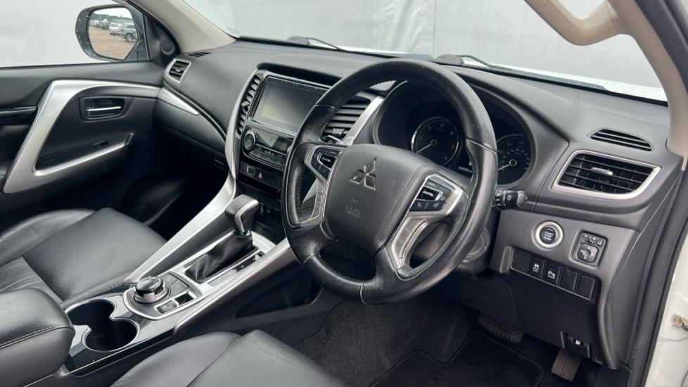 Mitsubishi Shogun Sport Sport 2020 70 #11