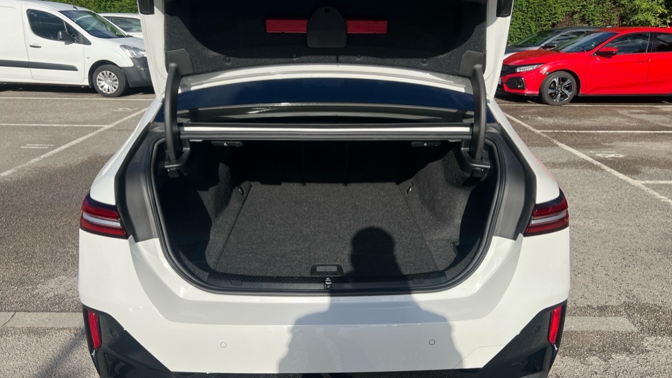 BMW i5 M Sport White #4
