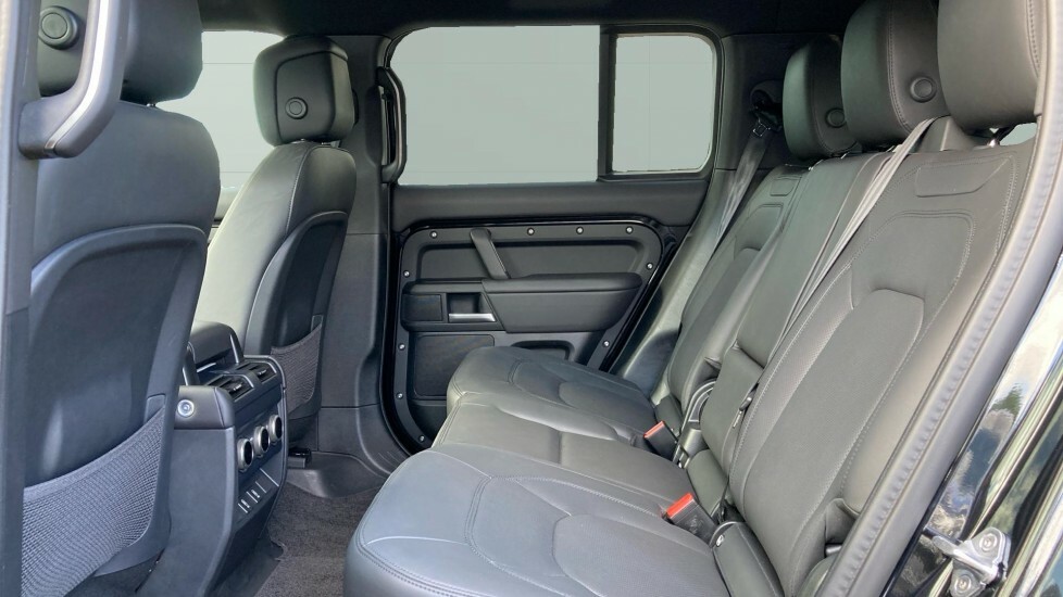 Land Rover Defender 130 X-dynamic Hse Black #4