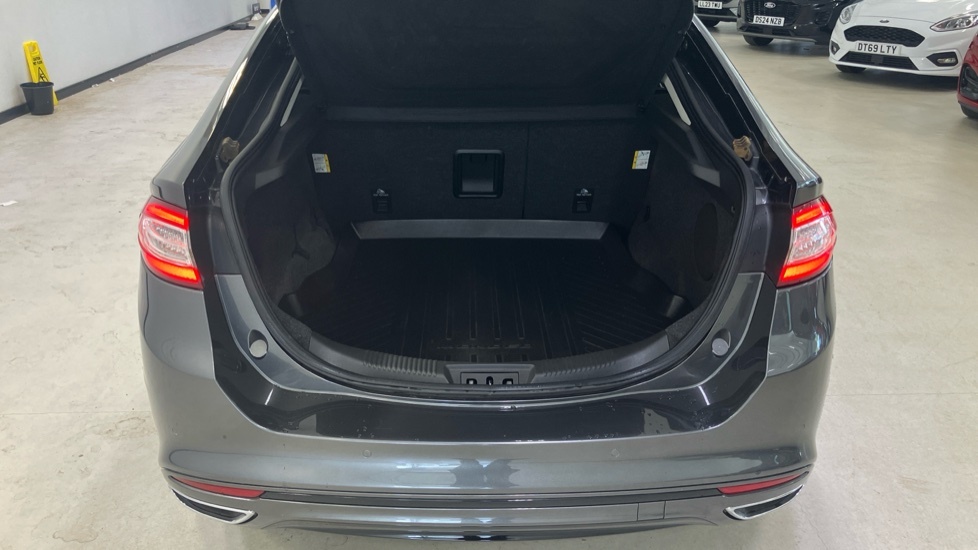 Ford Mondeo Hatchback Grey #4