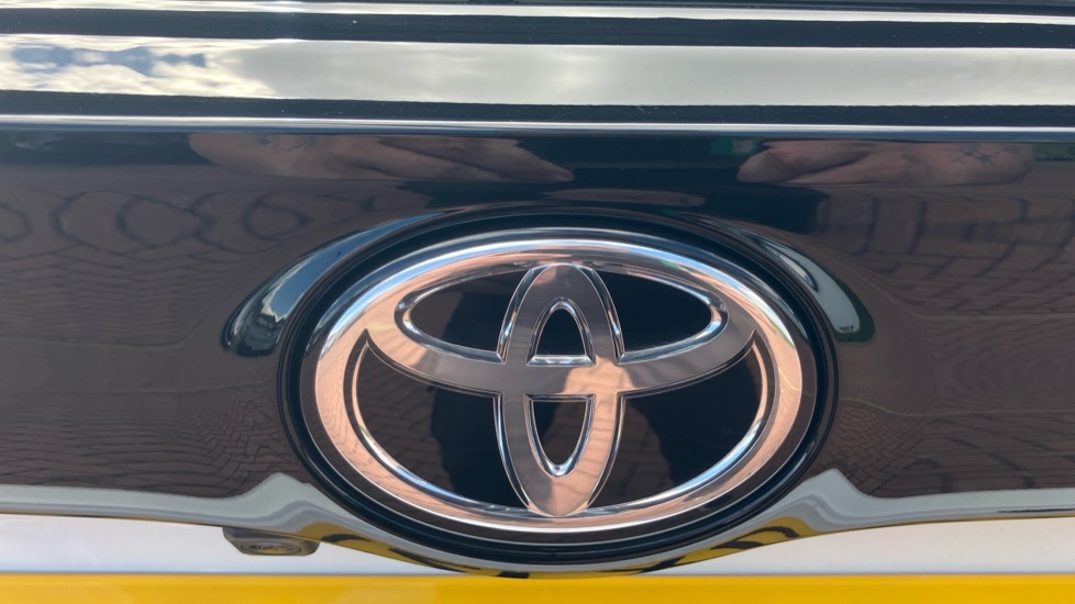 Toyota Yaris 1.5 Hybrid Design Cvt White #52