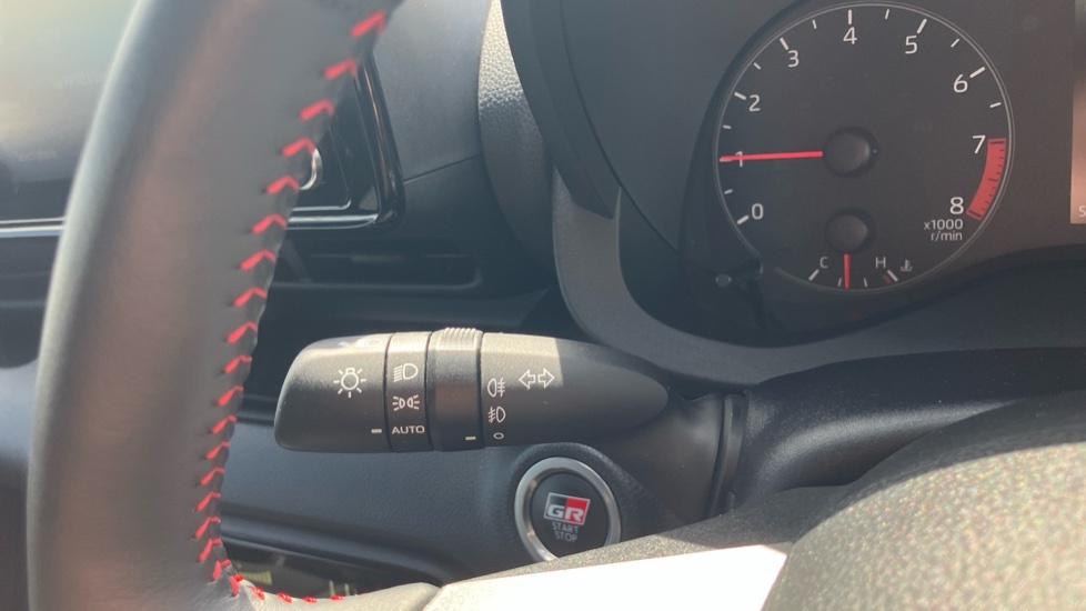 Toyota Yaris 1.5 Hybrid Design Cvt White #30