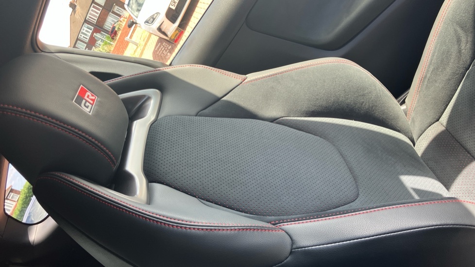 Toyota Yaris 1.5 Hybrid Design Cvt White #58