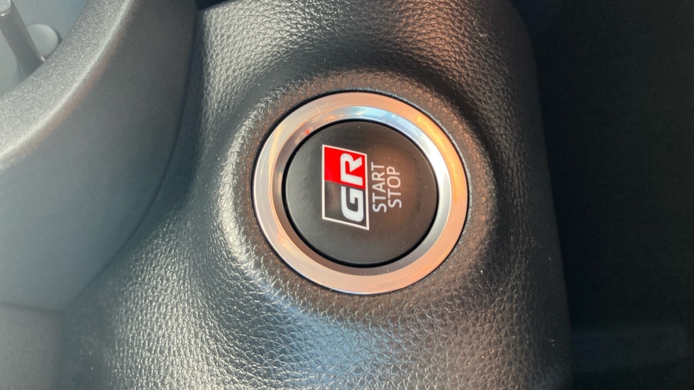 Toyota Yaris 1.5 Hybrid Design Cvt White #16