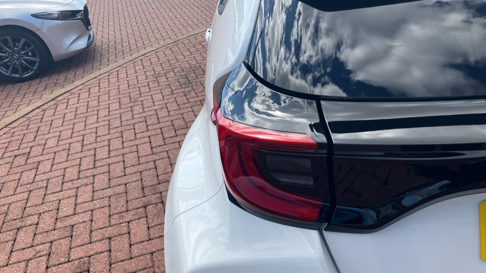 Toyota Yaris 1.5 Hybrid Design Cvt White #35