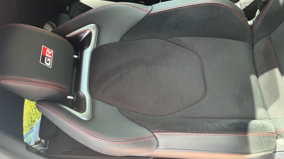 Toyota Yaris 1.5 Hybrid Design Cvt White #14