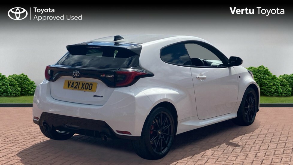 Toyota Yaris 1.5 Hybrid Design Cvt White #2