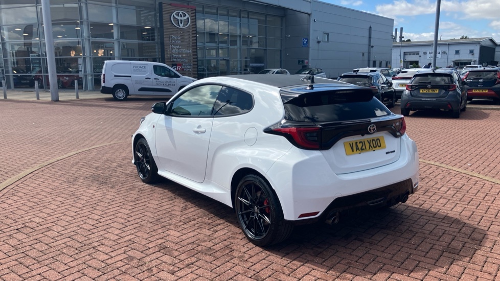 Toyota Yaris 1.5 Hybrid Design Cvt White #53