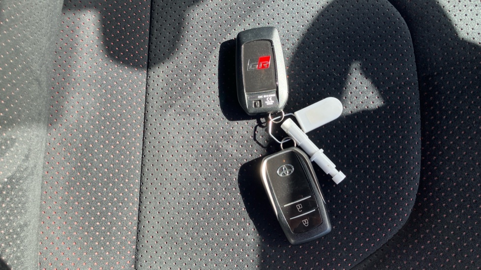 Toyota Yaris 1.5 Hybrid Design Cvt White #27