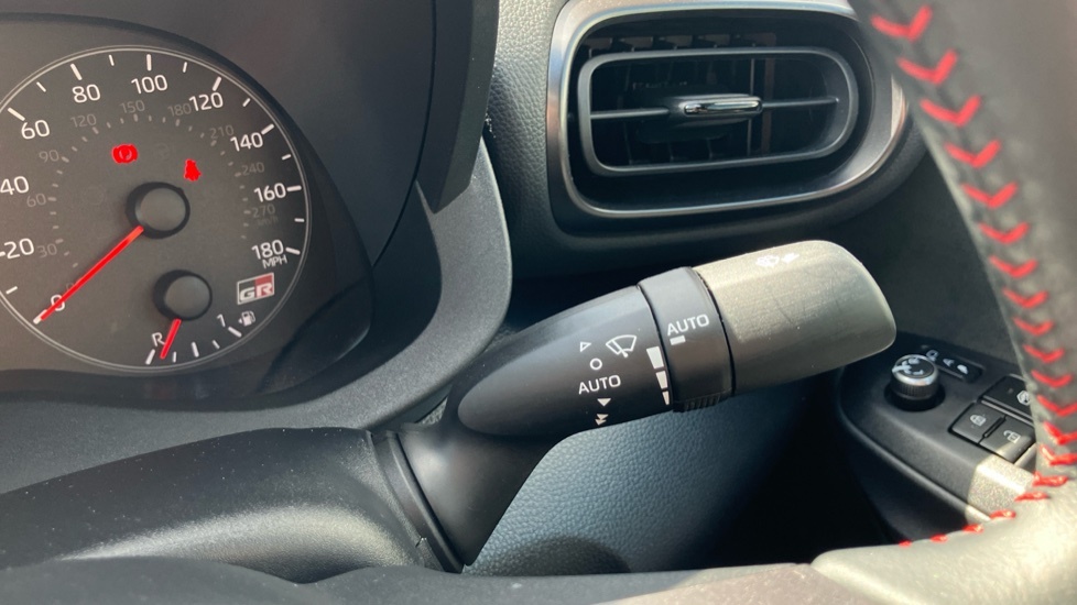 Toyota Yaris 1.5 Hybrid Design Cvt White #31