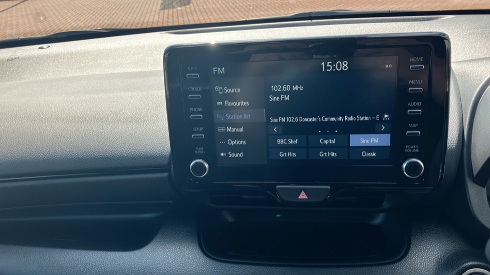 Toyota Yaris 1.5 Hybrid Design Cvt White #40