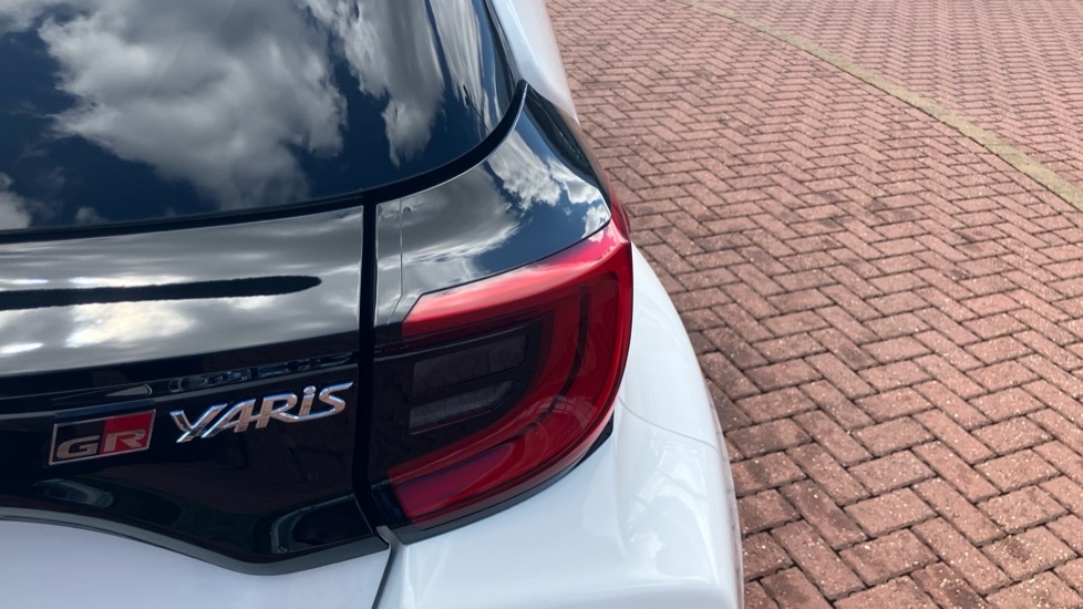 Toyota Yaris 1.5 Hybrid Design Cvt White #21