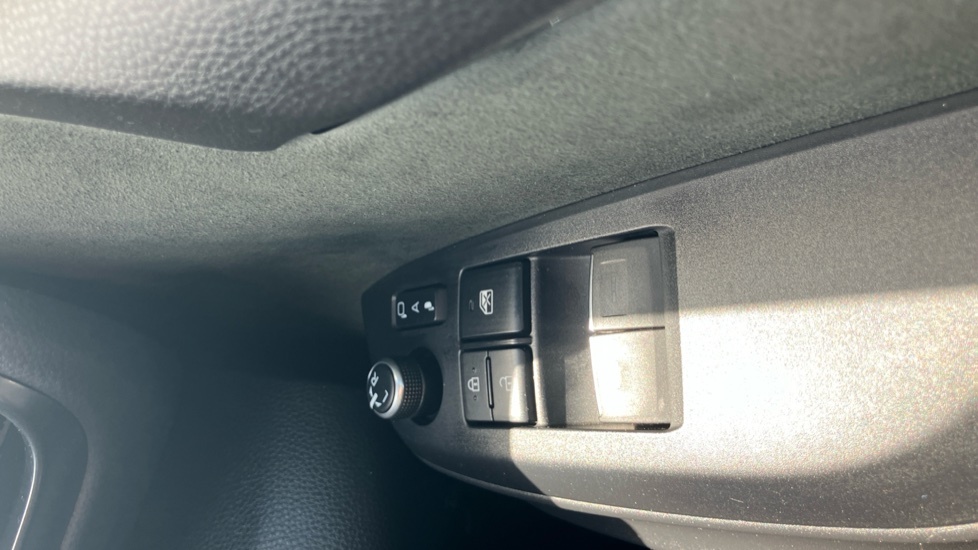 Toyota Yaris 1.5 Hybrid Design Cvt White #29