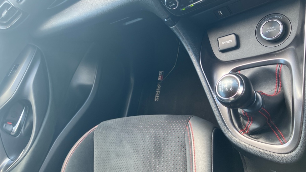 Toyota Yaris 1.5 Hybrid Design Cvt White #60
