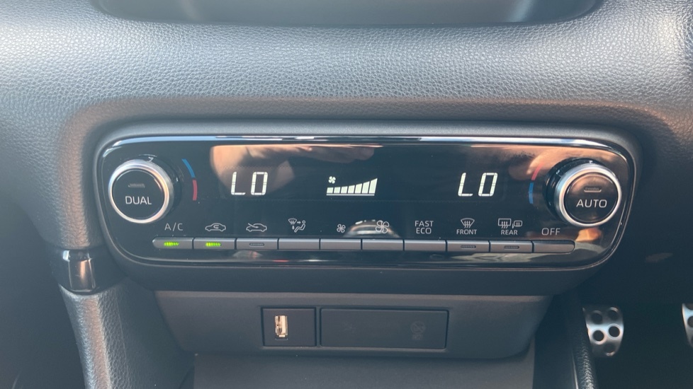 Toyota Yaris 1.5 Hybrid Design Cvt White #32