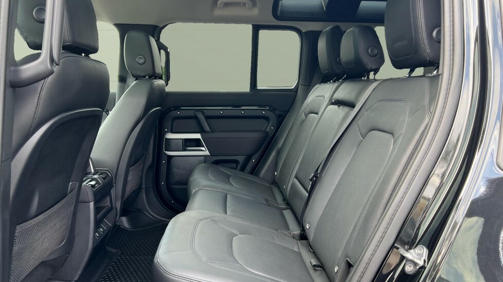 Land Rover Defender 110 Xs Edition Black #4