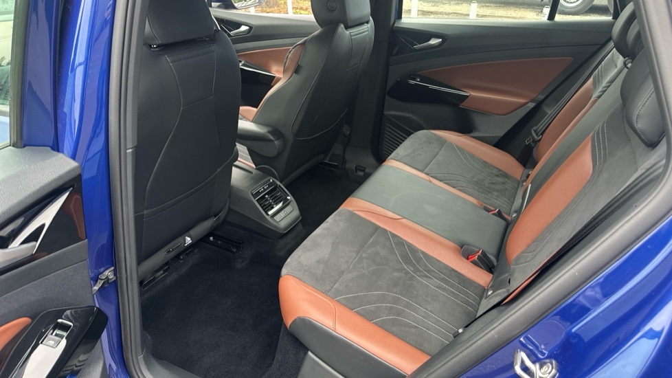 Volkswagen ID.4 Pro Performance 77Kwh Family Suv Black #30