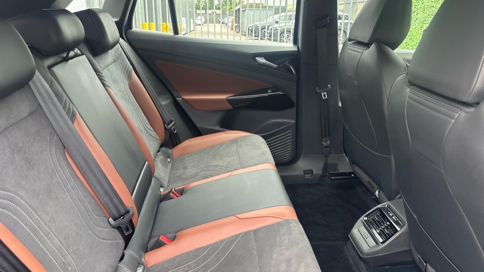 Volkswagen ID.4 Pro Performance 77Kwh Family Suv Black #16