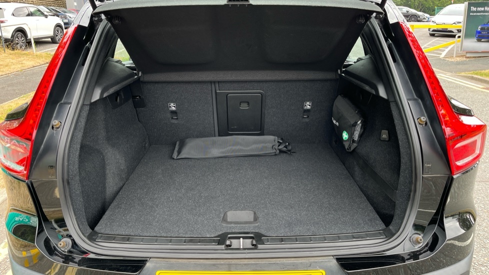 Volvo XC40 Momentum Black #4